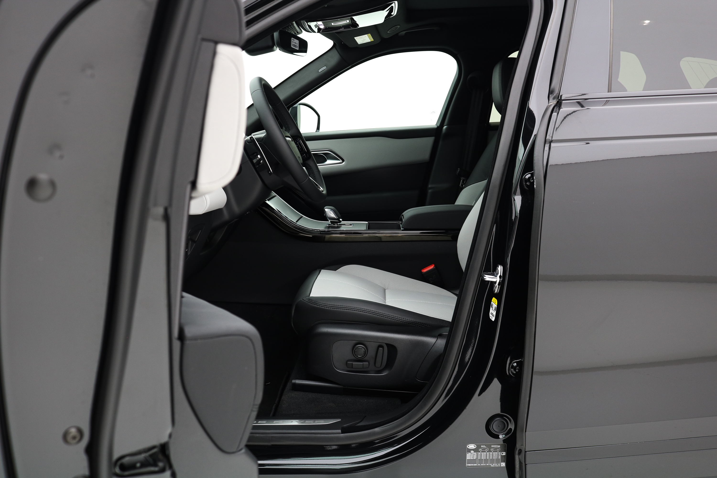 Land Rover - Range Rover Velar