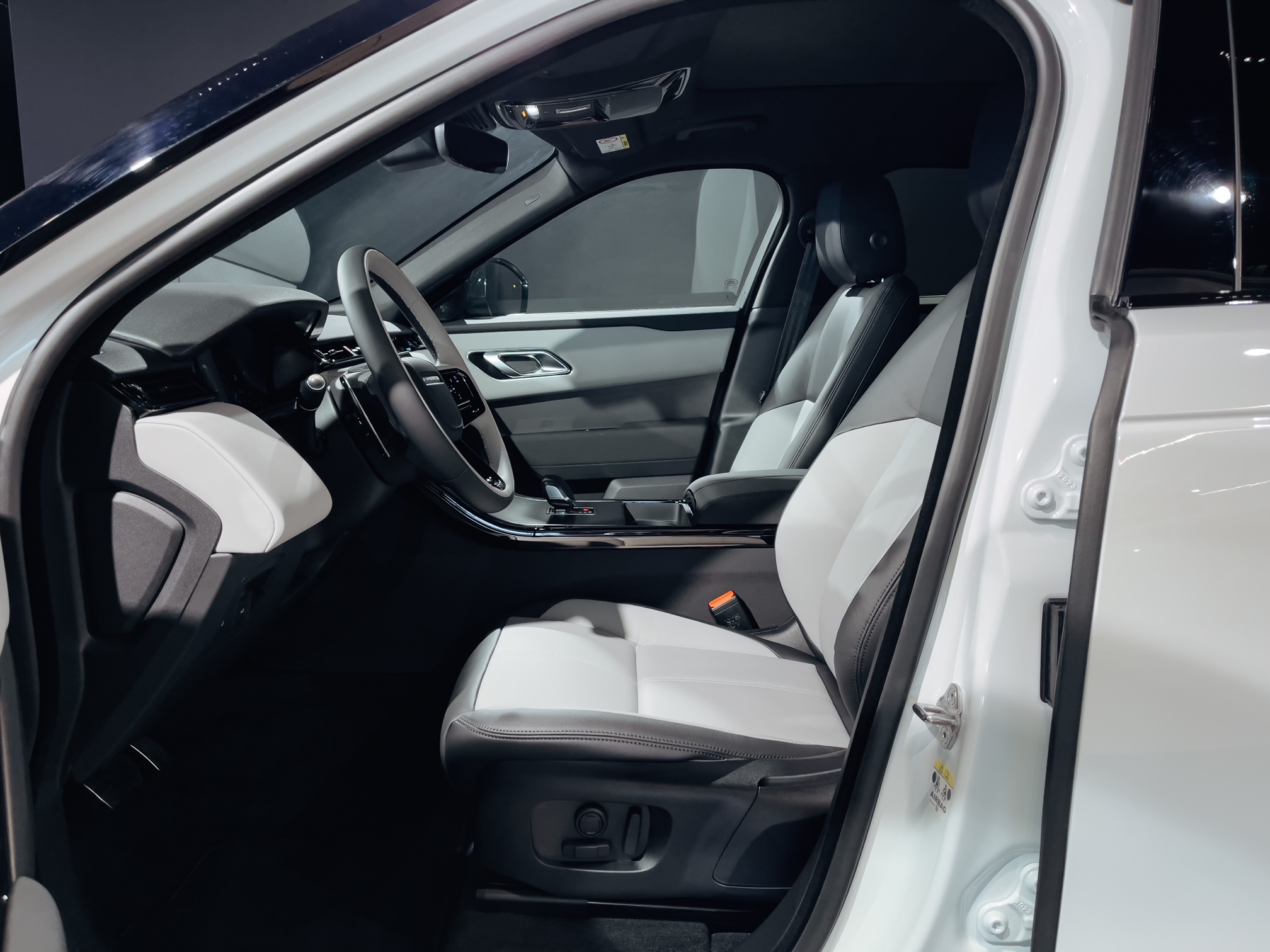 Land Rover - Range Rover Velar