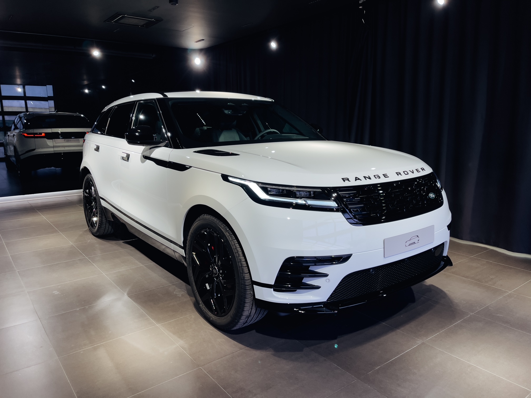 Land Rover - Range Rover Velar